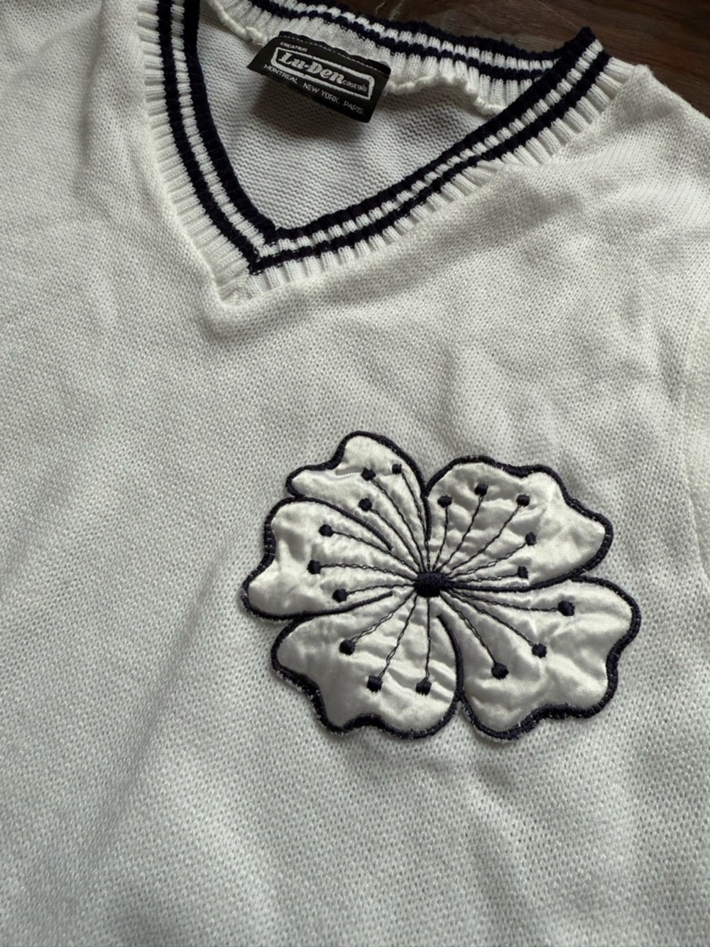 Vintage 90s Cream Knit Sweater Vest Floral Appliqué Preppy Minimalist M/L - Picture 2 of 6